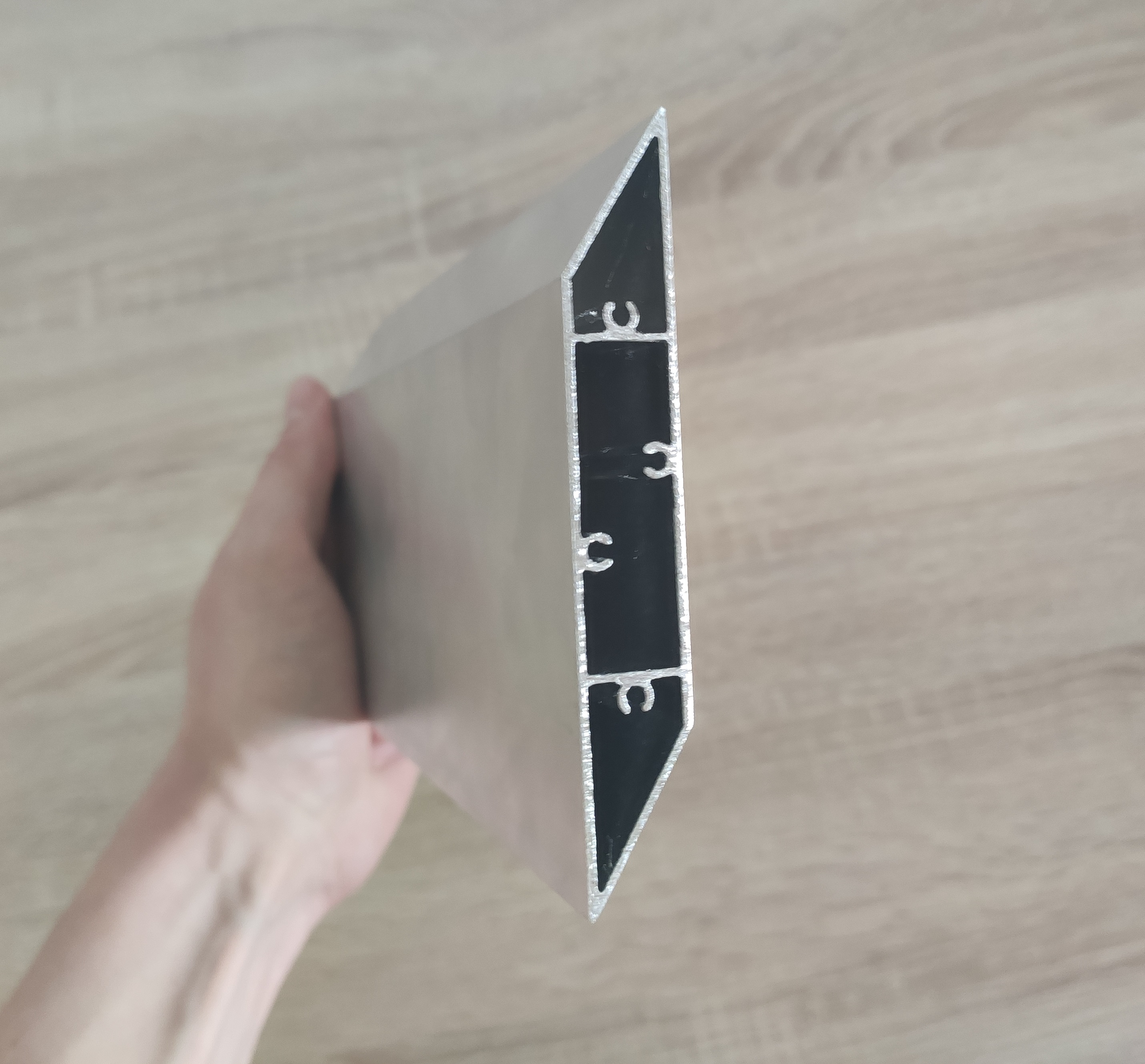 Aluminiumlamell med parallellogramform