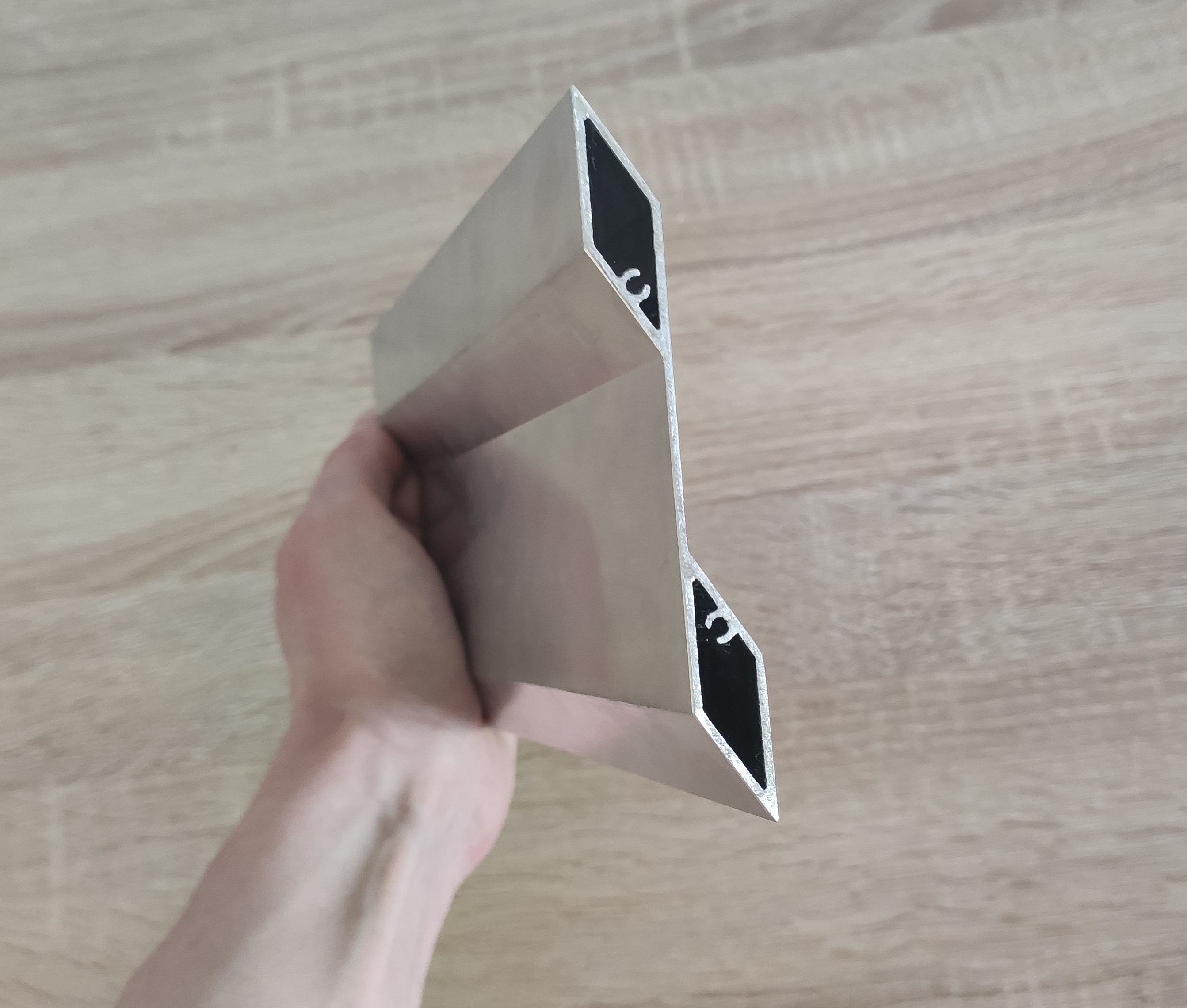 Aluminiumlamell i jalusiform