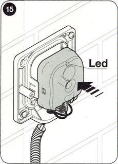 10. Sätt in fotocellernas anslutna elektronik i fotocellernas hus och slå på strömmen. Genomför identifieringsfasen för anslutna enheter på drivenhetens styrenhet.