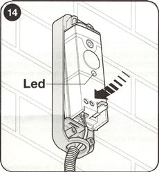 10. Sätt in fotocellernas anslutna elektronik i husen och slå på strömmen. Genomför fasen för identifiering av anslutna enheter på motorns styrenhet.