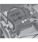 6. Bänd loss kontaktens plastskydd 7. Anslut batterikabeln till kontakten 8. Anslut kabeln till kontakten på batteriet 6. Bänd loss kontaktens plastskydd 7. Anslut batterikabeln till kontakten 8. Anslut kabeln till kontakten på batteriet