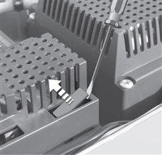 1. Bänd loss batterikontaktens plastskydd