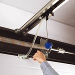 Montering av armen på garageportens portblad 