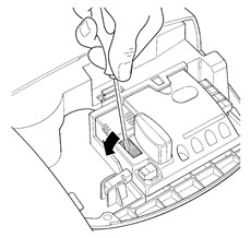 1. Bänd loss plastlocket över batterikontakten 1. Bänd loss plastlocket över batterikontakten