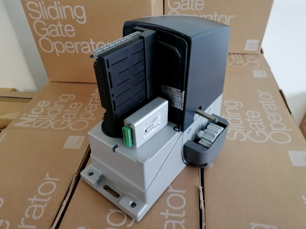 GSM-modul på NICE Robus 400-drivenhet GSM-modul på NICE Robus 400-drivenhet